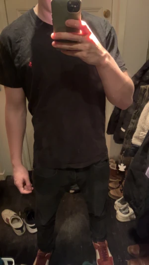 Svart Ralph lauren T-shirt - En helt vanlig t shirt från Ralph lauren. Stilig och basic. Passar till allt. Inga defekter alls. Det är bara att skriva vid funderingar. 