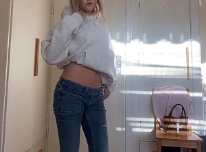 Grå hoodie - Säljer en grå hoodie i storlek xs. Perfekt för kyliga dagar eller för att mysa hemma. Super bekväm och stilren. Knappt använd.