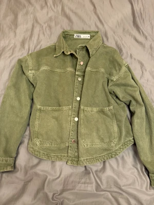 Jeansjacka  - Jeansjacka från Zara. Använd fåtal gånger.