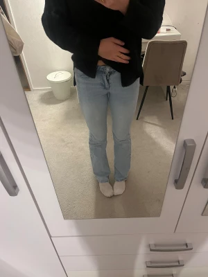 Ljusblå bootcut jeans - Fina blåa jeans från GinaTricot🩵De är bra längd på mig som är 176cm:) Dom är använda men i bra skick! Säljer då de blivit för små för mig