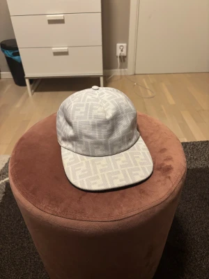 Vit Fendi keps. - Säljer en helt ny vit Fendi keps. Bra kvalité och den är ej deformerad. Perfekt för dig som letar efter en fin keps och vill ha ett schysst och  billigt pris