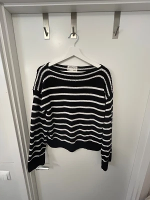 Svartvit randig stickad tröja AWARE - Snygg stickad tröja från AWARE i svart och vitt med horisontella ränder. Modellen har båthals och långa ärmar. Storlek Small, använd 1 gång💕