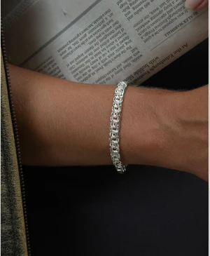 Armband  - Ett jättefint oanvänt armband från muli. Stolek 18cm. Ny pris 499kr.