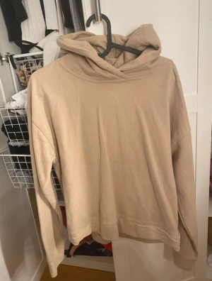 Beige hoodie från lager 157 - Säljer en beige hoodie från lager 157 . Tröjan har en klassisk huva och är långärmad med avslappnad passform. Perfekt för chill dagar och enkel att matcha med jeans eller mjukisbyxor.
