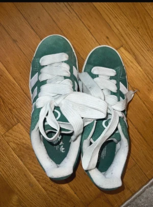 Gröna adidas Campus 00’s - Aldrig använda, lite luddiga från att ha varit i förråd.  36 2/3 Normala i storlek, jag är mellan 36-37 i vanliga fall!