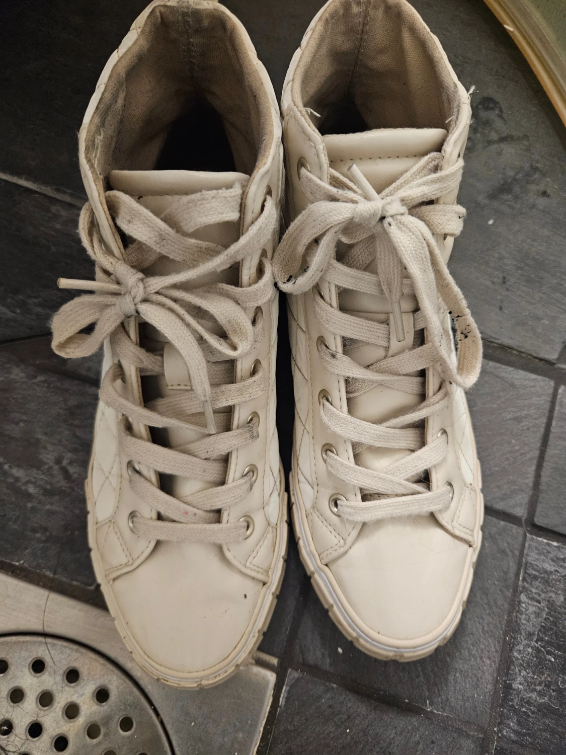Beige quiltade sneakers med högt skaft - 2