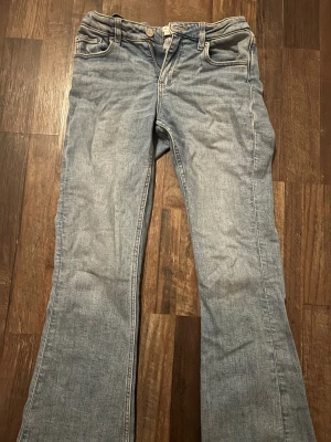 Bootcut jeans från Gina Tricot ljusblå - Ljusblå flared jeans från Gina Tricot i storlek 152. 