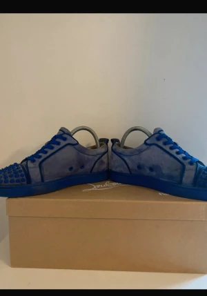 Blåa christian louboutin - Äkta! Loubs blåa bra skick box extra snöner o nitar kommer med sitter som 41