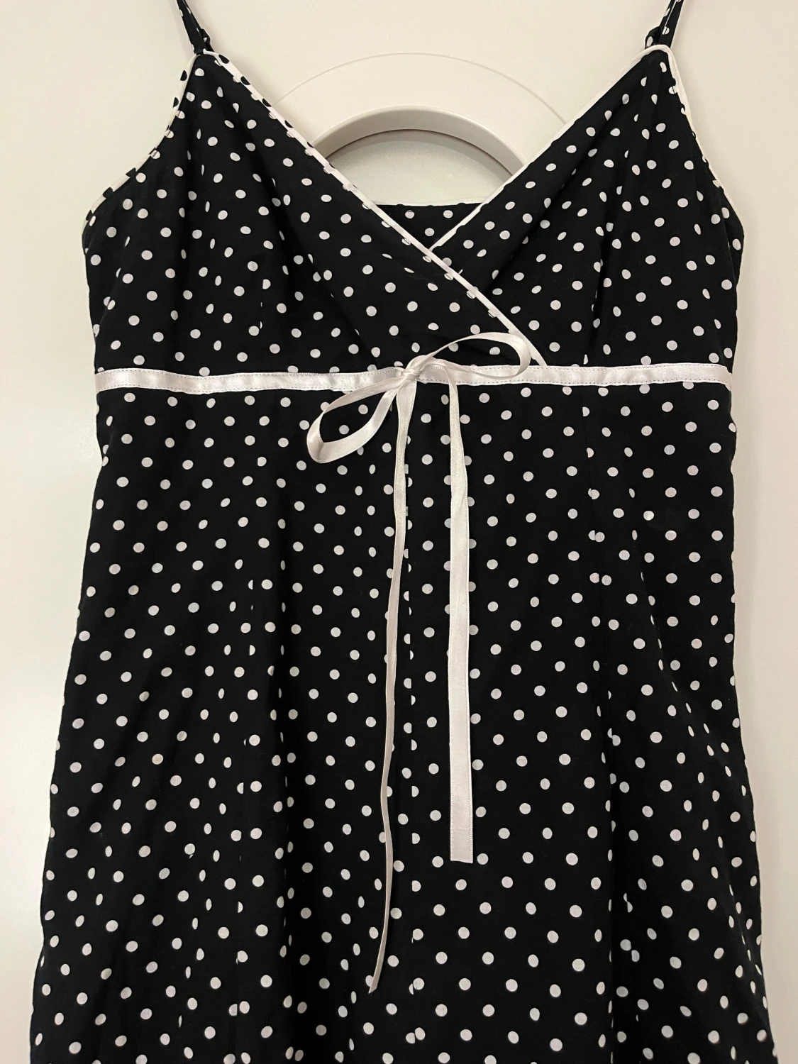 Svart prickig klänning med rosett - 3