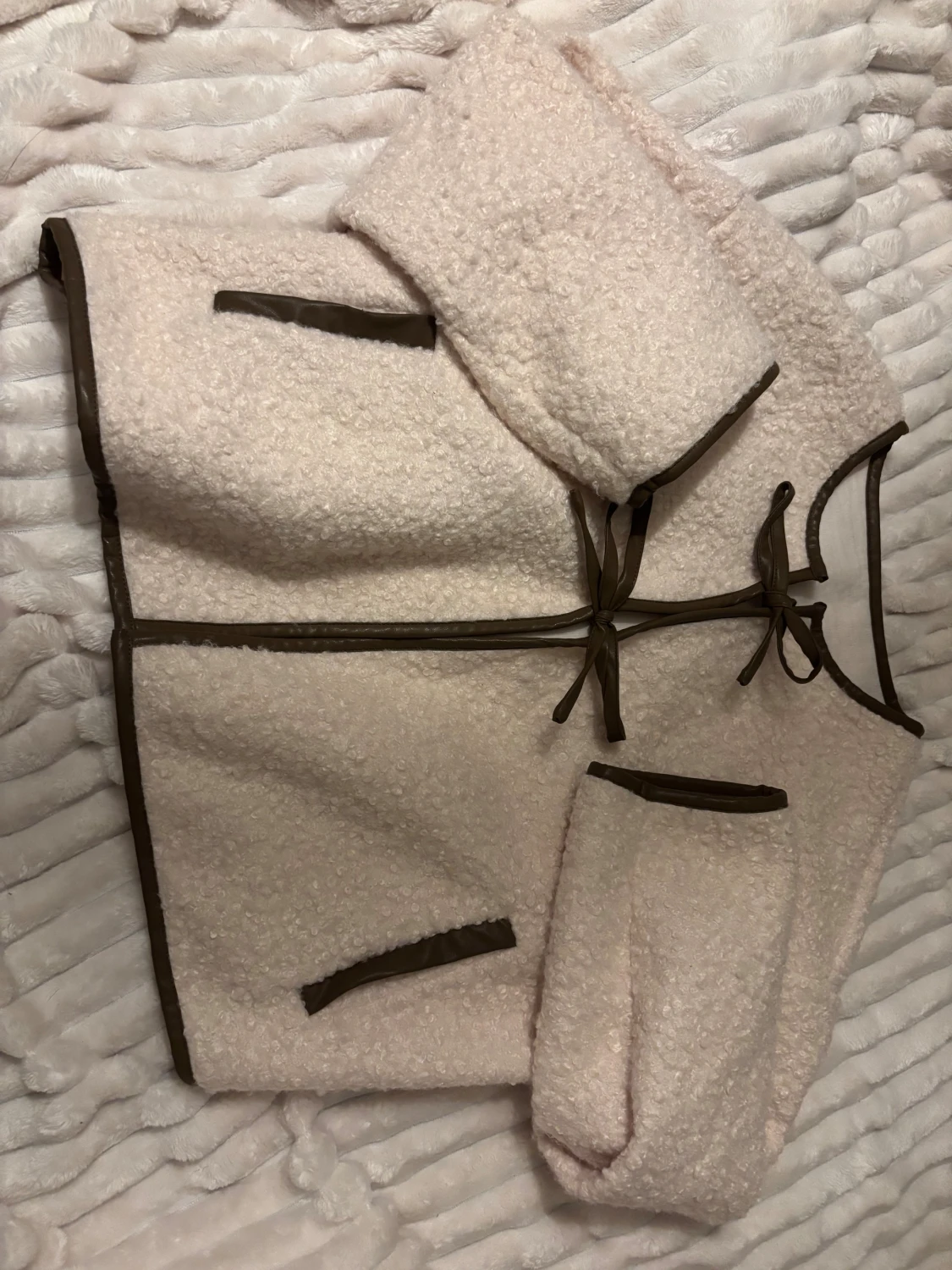 Ljus teddyjacka med bruna detaljer