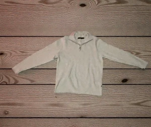 Beige ribbad half zip från Matinique - Beige  långärmad tröja från Matinique i storlek M, passar även som S, Tröjan har ribbad struktur och en snygg half zip-dragkedja vid kragen. Perfekt för dig som gillar stilrena och enkla plagg med lite edge. Passar dig som vill ha en clean look med lite extra detaljer.