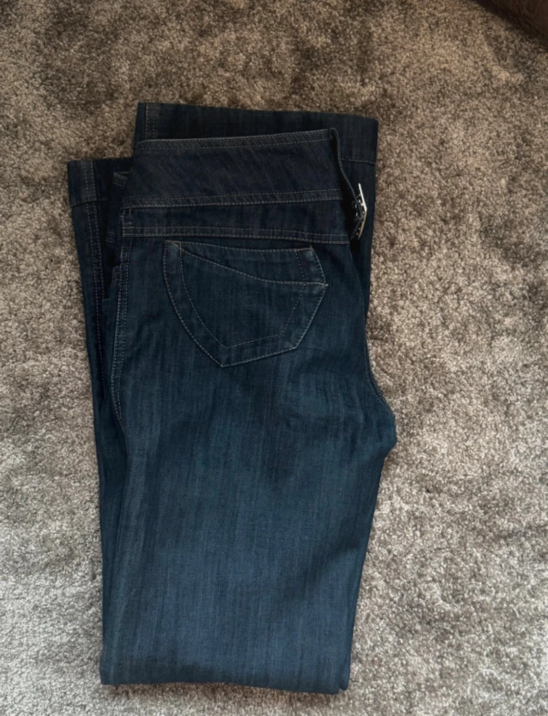 Mörkblå bootcut jeans med strassdetaljer - 1