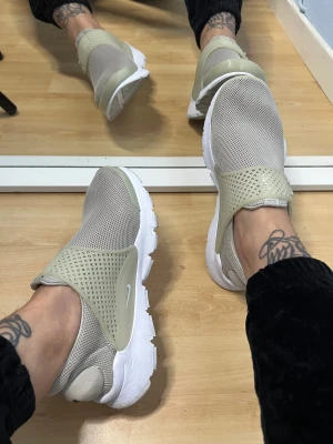 Nike Sock Dart sneakers beige - Säljer ett par Nike Sock Dart slip-on sneakers i beige med vit sula. Skorna har mesh-ovandel för extra andningsförmåga och en elastisk rem över foten för en clean look. Perfekta för dig som gillar stilrena och bekväma sneakers med modern design. Använda 1-2 gånger. På skorna står det EUR 39/25 cm men dessa är som EUR 38/24 cm. Köpta för 1500kr. 