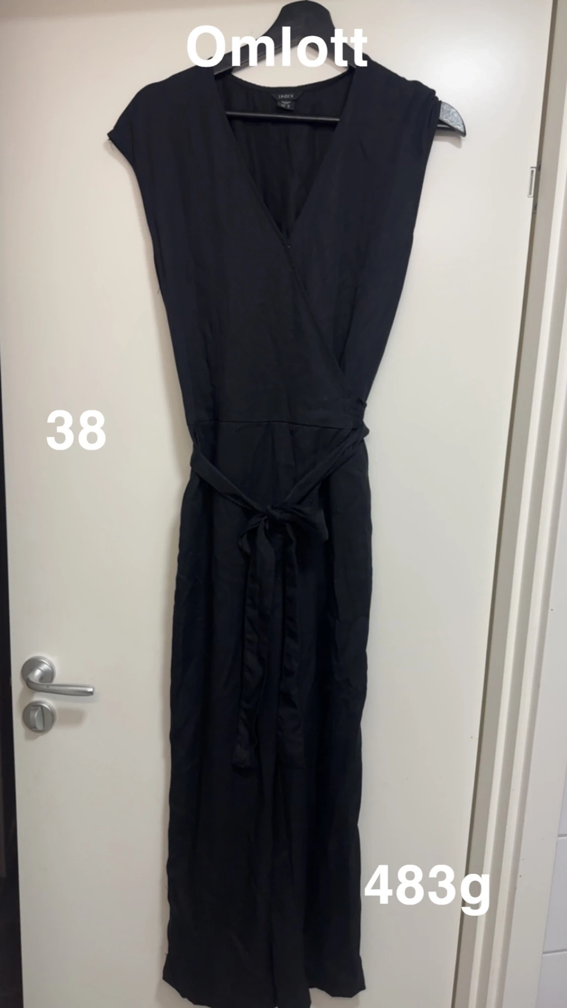 Svart jumpsuit från Lindex
