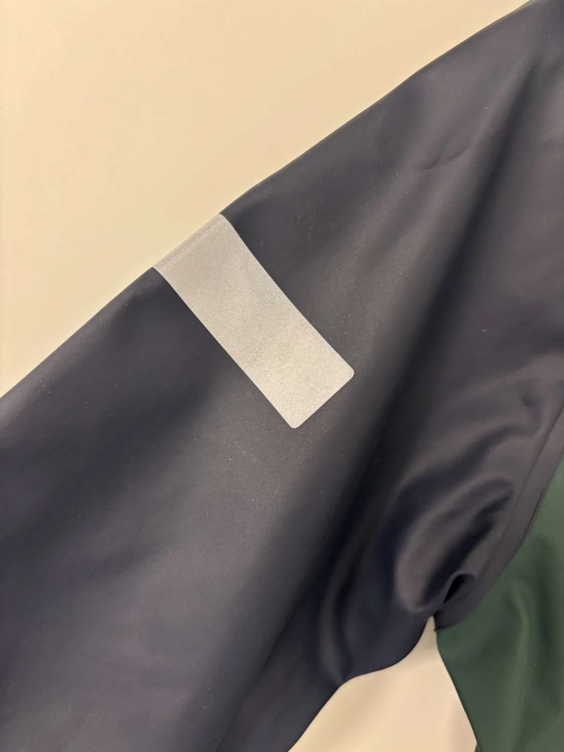 Grön och mörkblå regnjacka med huva - 3