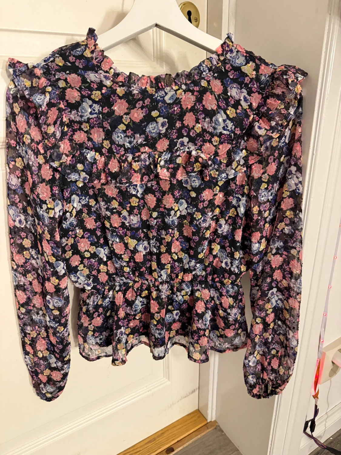 Blommig volangblus från Lindex