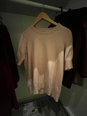 Ljurosa stickat tshirt ifråm stockholm lm - Snygg rosa stickad topp buda på👍