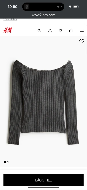 Grå ribbad offshoulder topp H&M - Snygg mörkgrå ribbad topp från H&M med offshoulder-design och långa ärmar. Toppen har dekorativa små silverfärgade nitar längs halsringningen som ger en extra edge. Säljer då den är lite stor på mig men endast använd en gång!❤️‍🔥