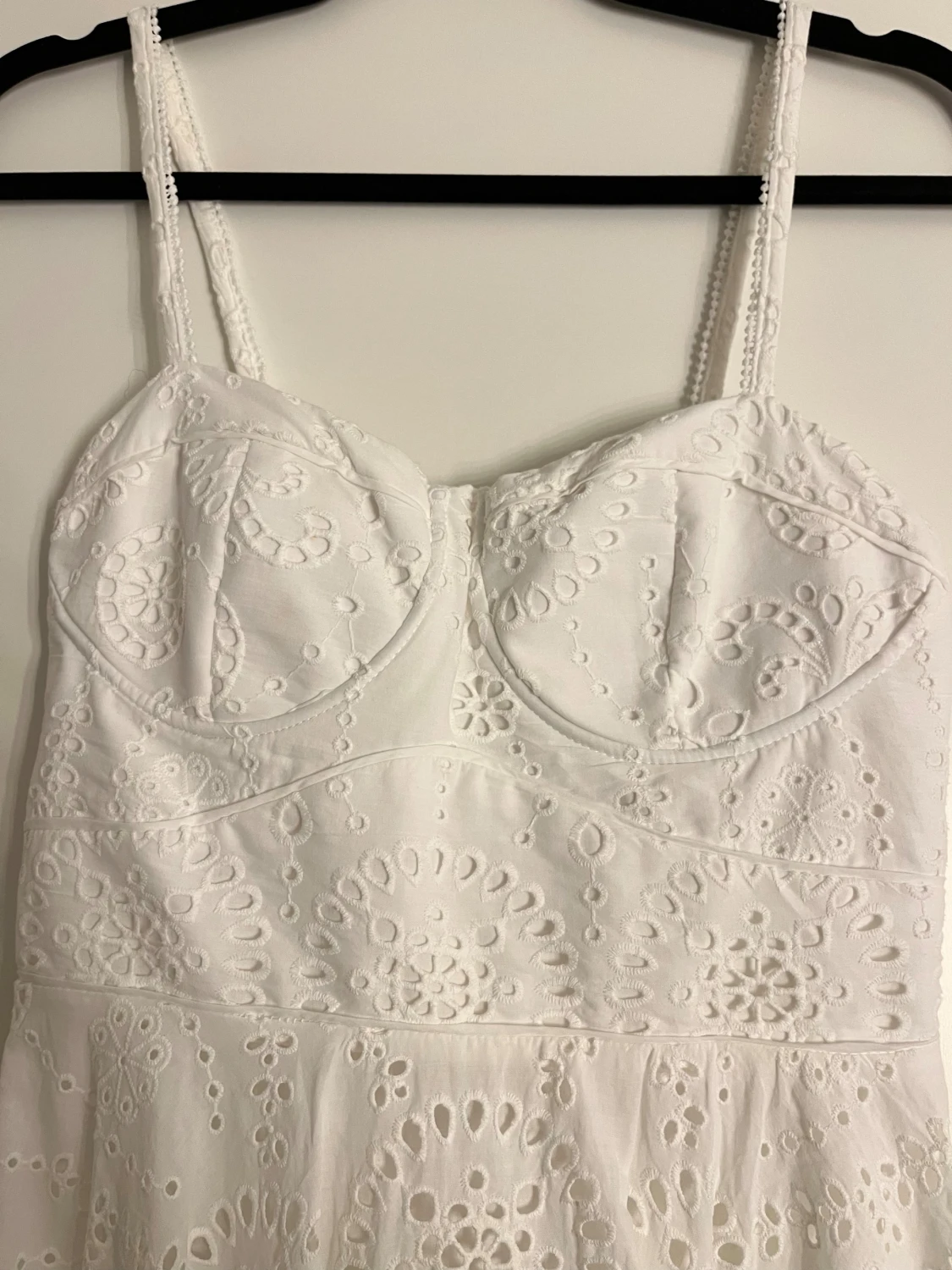 Vit kort klänning med broderade detaljer - 1