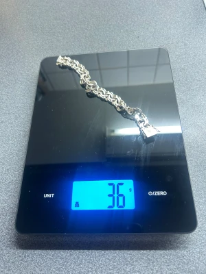 Tungt Bismarck silverarmband (925)  - Säljer ett chunky Bismarck armband i äkta 925 sterling silver. Länkarna är flätade i ett coolt mönster och låset är robust och märkt. Armbandet väger 36 gram och är cirka 20 cm långt. Perfekt statement piece för dig som gillar att sticka ut. NYPRIS 2999 kronor.