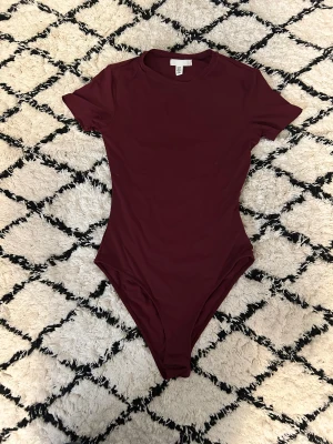Body från H&M🥰 - Body från hm i storlek xs. Den är använd max två gånger och det är därför jag säljer den. 🥰🫰🏻 Bodyn går upp över jeansen som man kan se på bild 2🥰