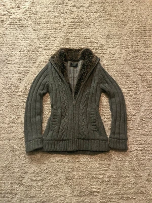 Fodrad cardigan  - Hej jag säljer en otroligt bekväm fodrad cardigan ifrån Pull&Bear. Väldigt fin grå aktig färg perfekt för dig som vill ha en varm och bekväm fodrad cardigan med grym passform. Mitt pris endast 899kr. Skick: 9/10 Inga defekter Storlek M längd:65cm bröstvidd:45cm bottenvidd:45cm ärmlängd: 65cm. Skriv gärna om du vill ha fler bilder eller har frågor!