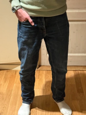 Nudie Steady Eddie II W33 L32 – Grymt skick 👖 - Jeansen är helt nytvättade på bilden alltså lite mer skinny än va de är efter 1-2 användningar Säljer mina riktigt feta Nudie-jeans i modellen Steady Eddie II 👖Tvätt Färg: BLUE SOIL Storlek W33 L32. Straight fit i 100% bomull, sitter stabilt och clean. Inga skador eller defekter – bara ett par riktigt fina jeans redo för ny ägare ✨ Fler bilder fixas på förfrågan 📸 Skicka DM om du är intresserad ✉️