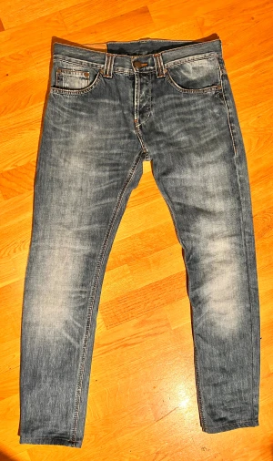 Dondup jeans - Snygga blå jeans med skinny passform. Klassisk femficksmodell med kontrastsömmar och detaljerade bakfickor. Jeansen har en något ljusare tvätt på låren och knäna för en trendig look. Perfekt för dig som gillar en smal siluett.