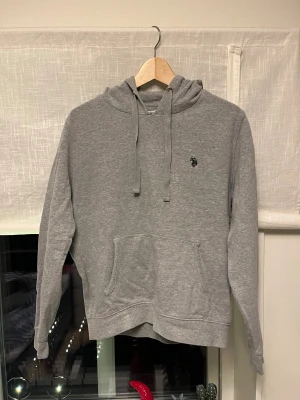Grå hoodie från U.S. Polo Assn  xs - Snygg grå hoodie från U.S. Polo Assn. 