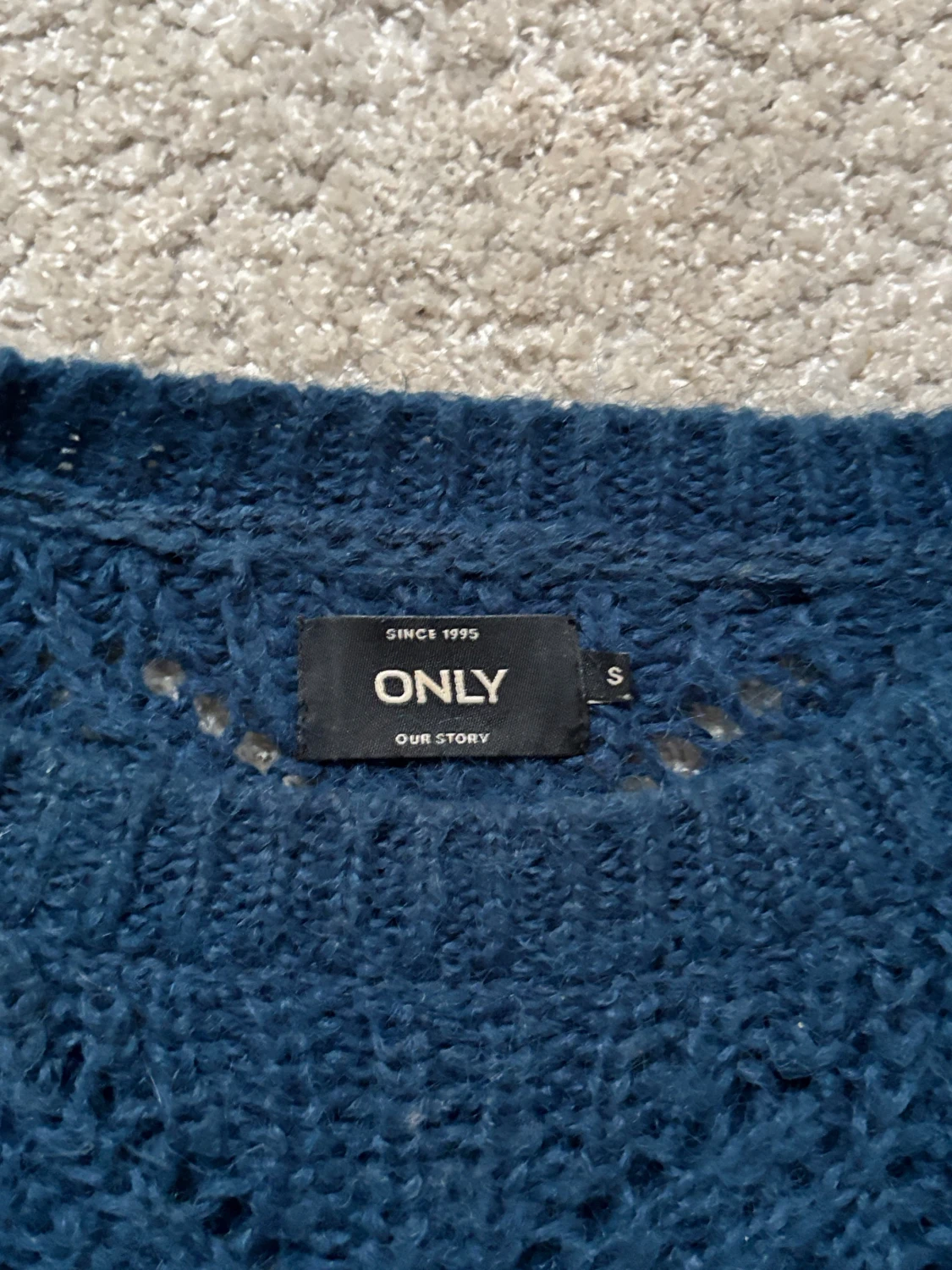 Mörkblå stickad tröja - 2