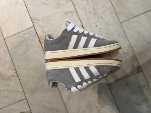 Grå Adidas Campus sneakers - Sparsamt använda 