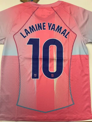 Lamine Yamal Barcelona 25/26 Limited edition - Fotbollströja i storlek M. Helt ny och oanvänd, med tag kvar. Detaljrik i inofficiell version. 