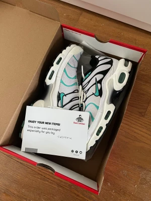 Nike Air Max Plus - Nike Air Max Plus i färgen hyper jade ”tiffany”.  Extremt sällsynta och svåra att få tag i, säljs endast dyrt på hemsidor för limiterade sneakers. Inget tecken på användning förutom sulorna, så väldigt bra skick, knappt använda. Kommer i originalkartong. Storlek 43.