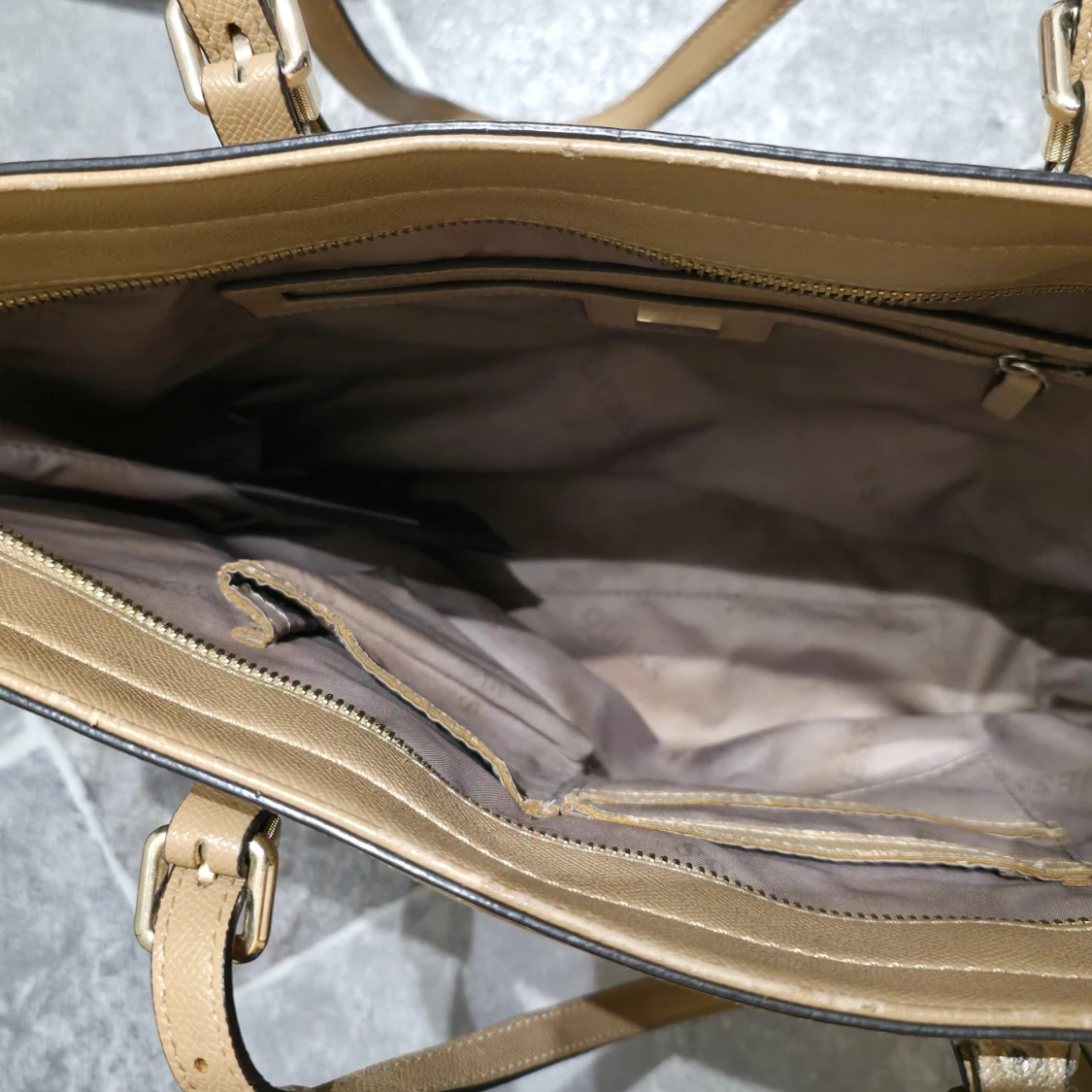 Beige axelväska från Guess - 4