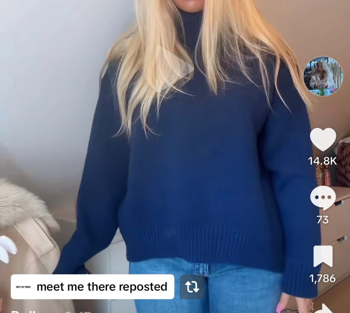 Mörkblå polotröja med AMOUR-tryck