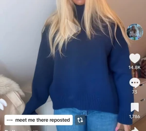 Mörkblå polotröja med AMOUR-tryck - Från meet me there oandvänd 