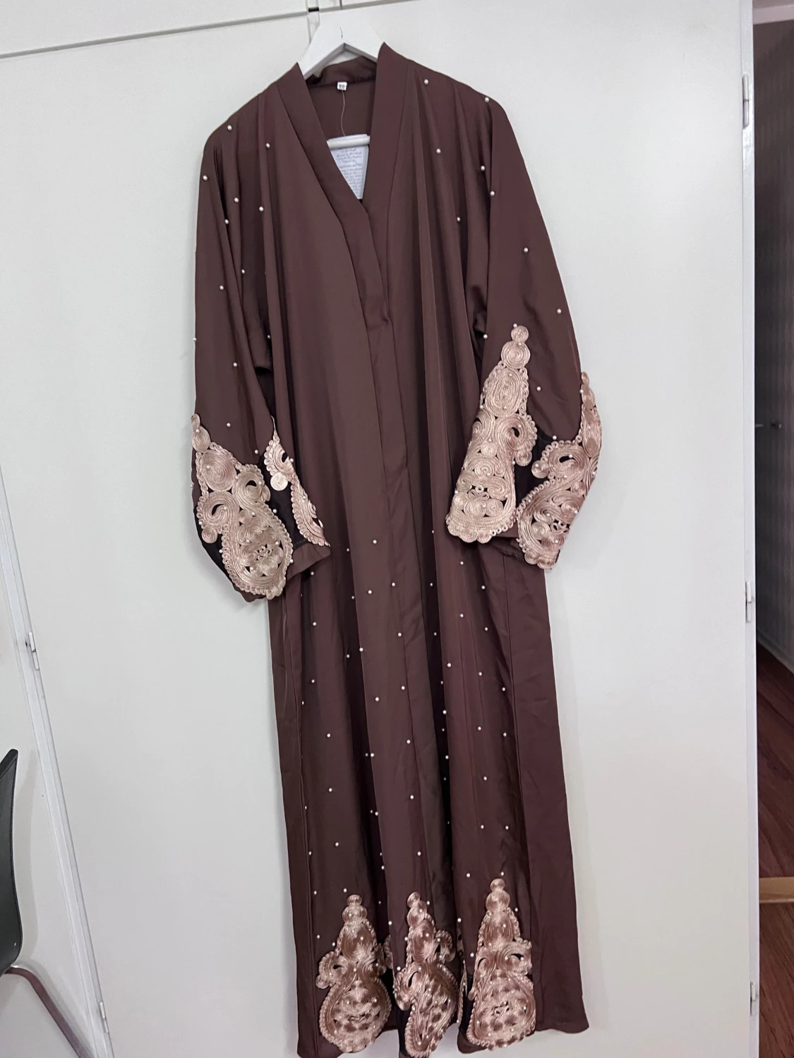 Brun långklänning med pärlor och spets - 1