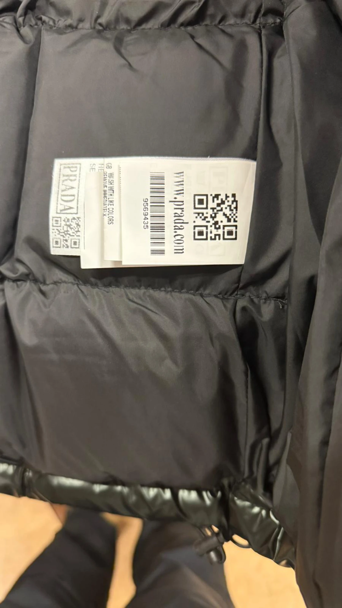 Svart pufferjacka från Prada - 4