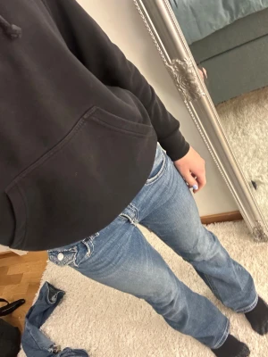 Blå bootcut jeans med låg midja - Snygga jeans från Gina i storlek 158. 