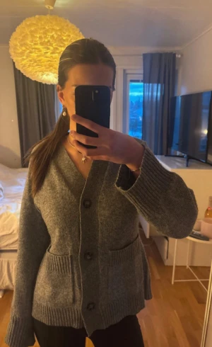 Grå stickad kofta - Så så söt stickad kofta med knappar, jättefint skick och aldrig använd💕(där av pris)