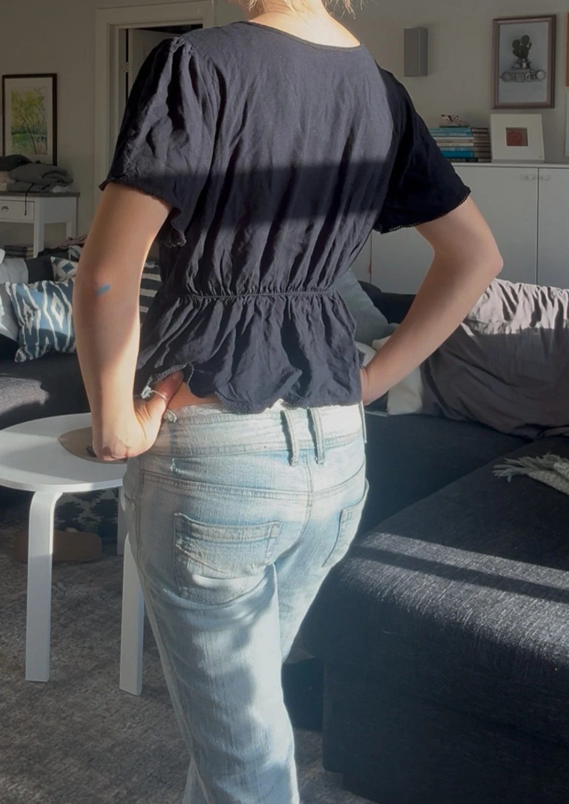 Svart blus med knyt och volang - 1