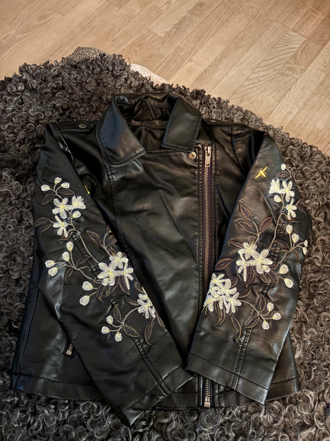 Svart ”skinnjacka” med broderade blommor - 2