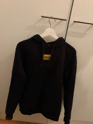 Hugo Boss - Svart Hugo boss hoodie använd fåtal gånger i jätte fint scick, köpt nu för 1500. 