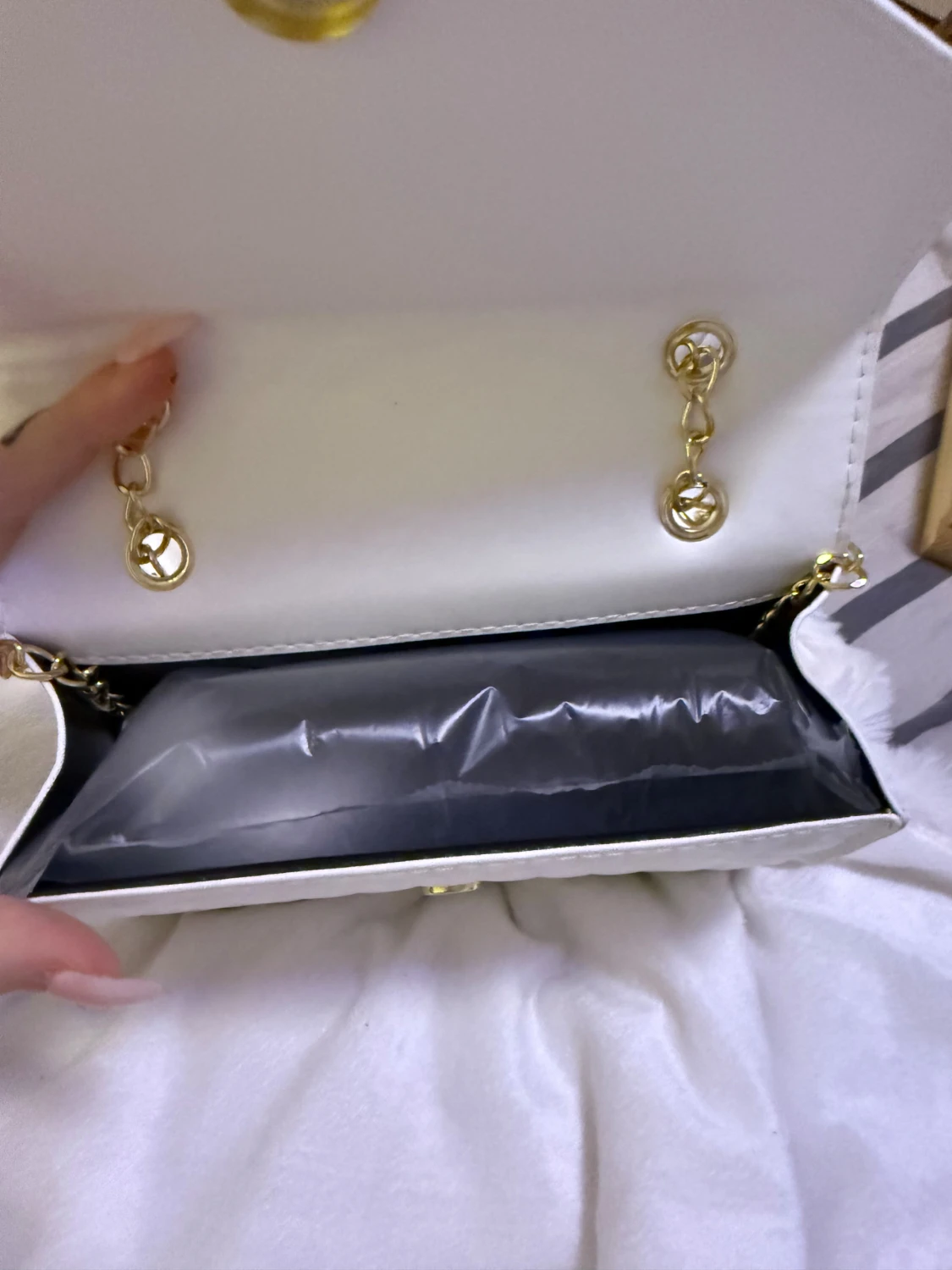 Vit quiltad axelväska med guldkedja - 5