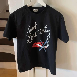 Saint lauren t shirt  - Hej! säljer denna sällsynta saint lauren t shirt i storlek S och då är den i nytt skick,den har inga deffekter eller andra skador som sänker värdet på den.Priset kan diskuteras vid snabb affär och har ni mer frågor är det bara att skriva.☺️