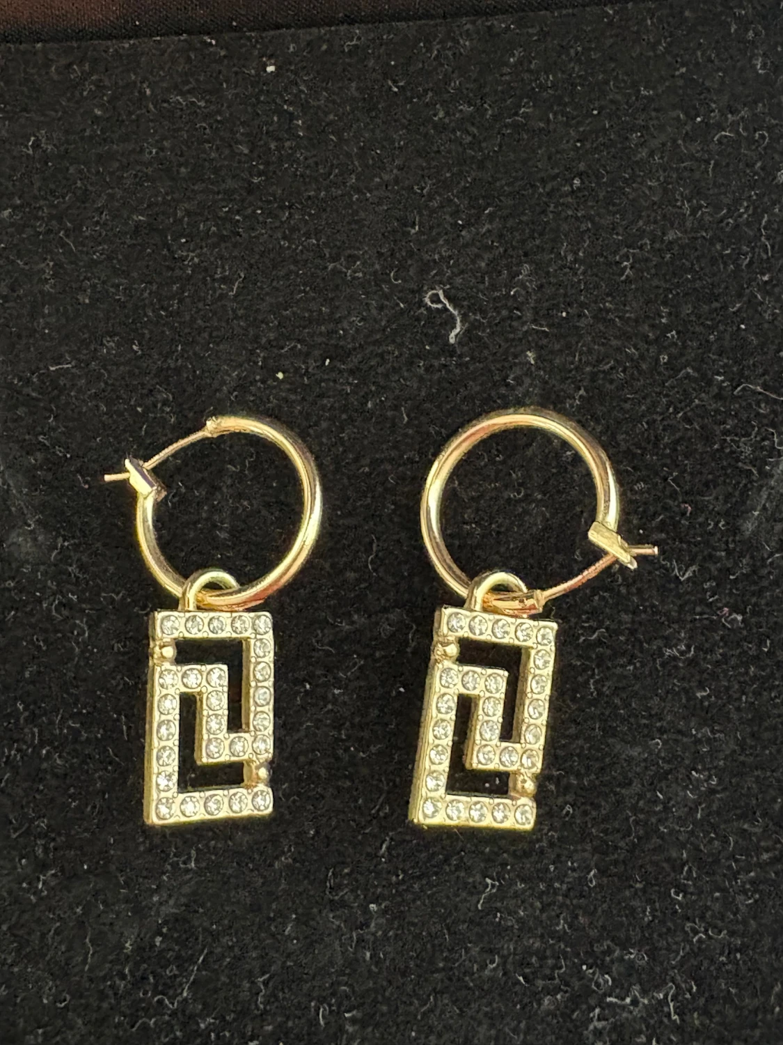 Guldiga örhängen med glittriga rektanglar