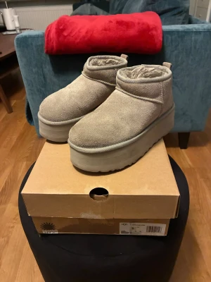 UGG Classic Ultra Mini Platform Grey  - Finfint skick på dessa UGG Classic Ultra Mini Platform Grey   Använda en halv vintersäsong ungefär, rekommenderar dom verkligen🌸 
