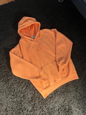 Carhartt Hoodie Peach | Storlek XS - Carhartt Hoodie i Peach färg mycket bra skick 🍑| Storlek XS | Nypris runt 1000-1500kr, mitt pris endast 299kr, pris kan diskuteras🤝