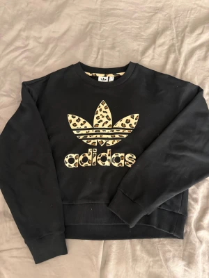 Adidas tröja  - En Ny Adidas tröja med leopard logga,  andvänd 2 ggr🩷storlek xs