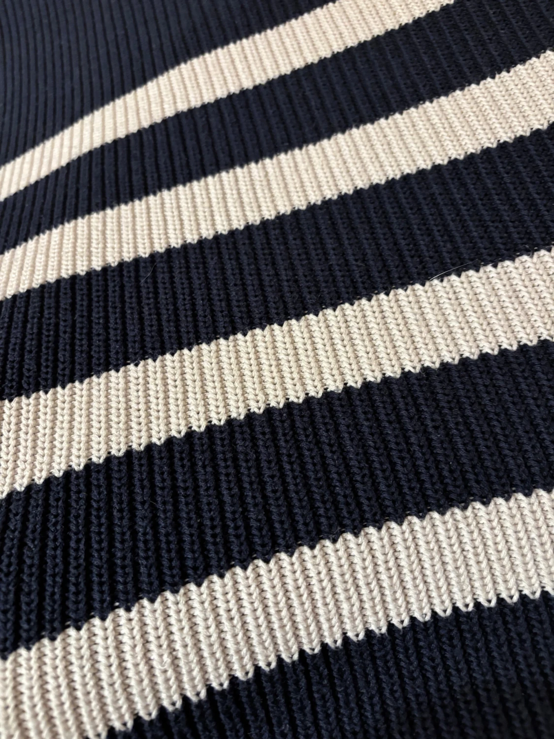 Marinblå randig stickad tröja - 2